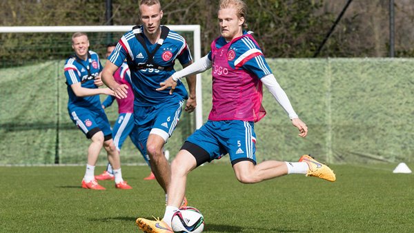 铁人也遭不住了？巴尔韦德比赛期间被拍到疑似不适，咬牙坚持.